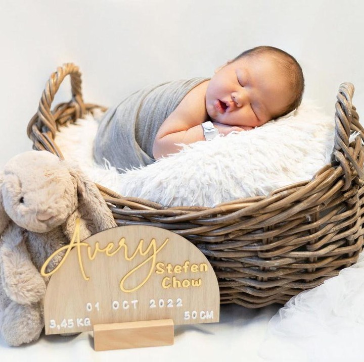 <p>Beberapa hari setelah lahir, Avery langsung melakukan sesi pemotretan <em>newborn</em>. Ia terlihat menggemaskan ketika tidur di atas keranjang beralaskan bantal bulu yang halus. (Foto: Instagram: @stellarcor)</p>