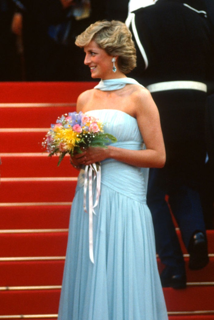 CANNES, FRANCE - MAY 15: Diana, Princess of Wales, wearing a pale blue silk chiffon strapless dress with a matching chiffon stole designed by Catherine Walker, arrives to attend a Gala night in honour of actor Sir Alec Guinness at the Cannes Film Festival on May 15, 1987 in Cannes, France. (Photo by Anwar Hussein/Getty Images) CANNES, FRANCE - MAY 15: Diana, Princess of Wales, wearing a pale blue silk chiffon strapless dress with a matching chiffon stole designed by Catherine Walker, arrives to attend a Gala night in honour of actor Sir Alec Guinness at the Cannes Film Festival on May 15, 1987 in Cannes, France. (Photo by Anwar Hussein/Getty Images)