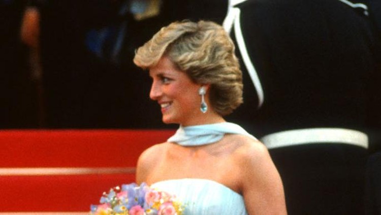 CANNES, FRANCE - MAY 15: Diana, Princess of Wales, wearing a pale blue silk chiffon strapless dress with a matching chiffon stole designed by Catherine Walker, arrives to attend a Gala night in honour of actor Sir Alec Guinness at the Cannes Film Festival on May 15, 1987 in Cannes, France. (Photo by Anwar Hussein/Getty Images)