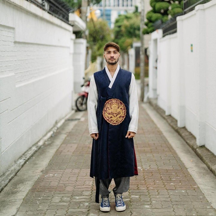 <p>Di sana, Refal Hady juga berjalan-jalan sambil mengenakan <em>hanbok</em> atau busana tradisional Korea Selatan. Ia memilih <em>hanbok</em> warna biru yang senada dengan sepatu yang ia kenakan. (Foto: Instagram @refalhady by @sweet.escape)</p>