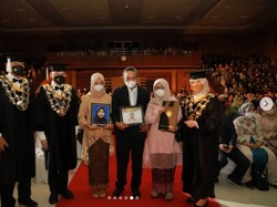 Curhatan Rektor Unpad Usai Mewisuda 2 Lulusan yang Telah Tiada