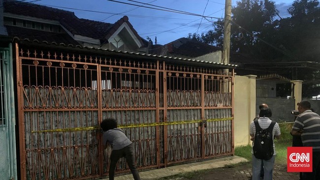 Polda Metro Jaya ikut terlibat penyelidikan satu keluarga tewas di rumah Kalideres, Jakarta Barat.