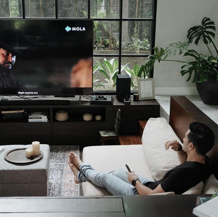 <p>Sederhana, tetapi terlihat sangat elegan. Mungkin ini yang menggambarkan ruang keluarga pasangan selebriti yang satu ini. Ruang keluarga yang dilengkapi dengan sofa putih, televisi, dan pemandangan langsung ke halaman rumahnya, membuat ruang keluarga ini tampak begitu nyaman. (Foto: andrew.white_)<br /><br /><br /></p>