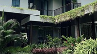 <p>Nana Mirdad dan Andrew White menikah pada 2006, kini mereka tinggal di Pulau Bali bersama dua anaknya. Meski jarang menampilkan sisi rumah secara detail, beberapa kali Nana dan Andrew memperlihatkan sedikit isi hunian mereka melalui beberapa postingan di media sosial. (Foto: andrew.white_)<br /><br /><br /></p>