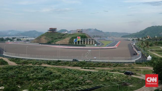 Para penggemar balap motor WSBK yang datang ke Sirkuit Mandalika juga bisa menikmati pemandangan salah satu pulau terindah di Indonesia.