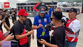 VIDEO: Momen Heboh Toprak Diserbu Fans di WSBK Mandalika