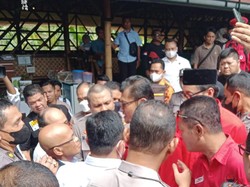 Momen Desmond Digeruduk Kader PDIP di Purworejo!