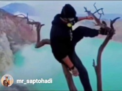 Wisatawan Nyaris Jatuh ke Kawah Ijen Saat Pohon Kering yang Dinaiki Patah