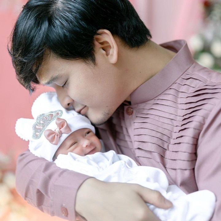 <p>Tak hanya Anisa, kebahagiaan juga dirasakan oleh sang suami. Tampak foto Anandito mencium putrinya dengan penuh kasih. (Foto: Instagram @anisarahma_12 by @askar_photography @aspherica)</p>