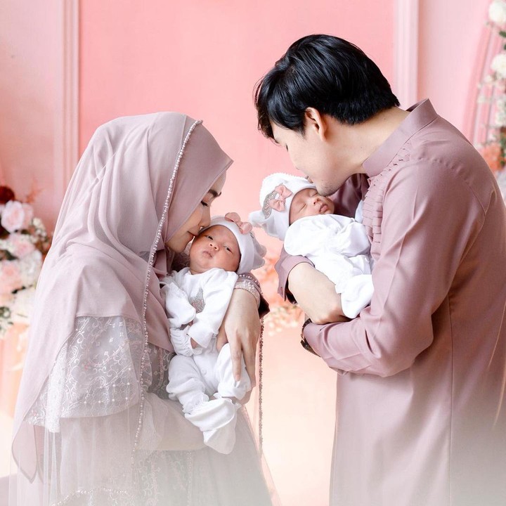 <p>Putri kembar tersebut menambah kebahagiaan di rumah tangga Anisa dan Anandito, Bunda. Keduanya telah menanti selama 4 tahun. (Foto: Instagram @anisarahma_12 by @askar_photography @aspherica)</p>