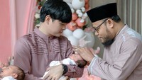 <p><em>"Alhamdulillah selesai Tasyakuran Aqiqah Alma dan Alsha. Do’akan yaa semuanya semoga @almaalsha.twins sehat selalu, jadi anak sholehah, pinter, diluaskan rezekinya, diberkahi Allah SWT dan menjadi penyejuk hati mami papinya,</em>" tutur Anisa dalam unggahan fotonya. Foto: Instagram @anisarahma_12 by @askar_photography @aspherica)</p>