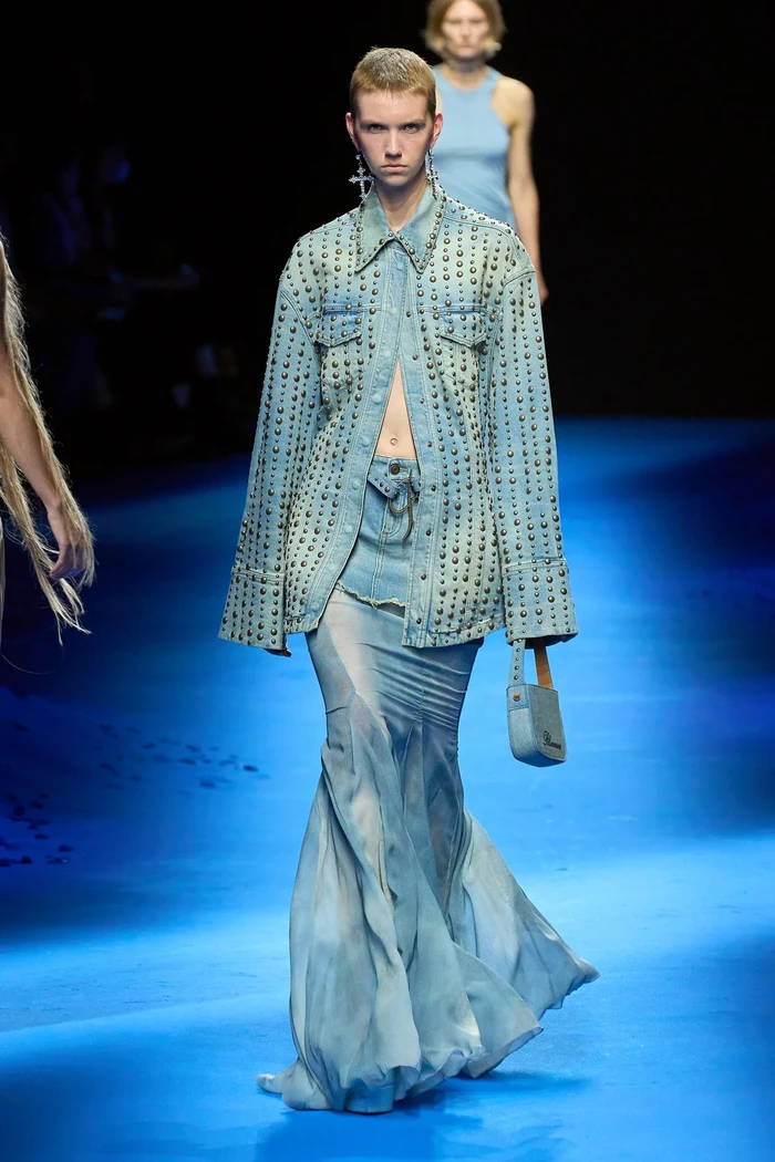 Tentunya biru identik dengan gaya denim on denim. Blumarine membuatnya jadi lebih edgy lewat jaket oversized detail embelishment dan rok siluet mermaid.Foto: Daniele Oberrauch / Gorunway.com/ Vogue