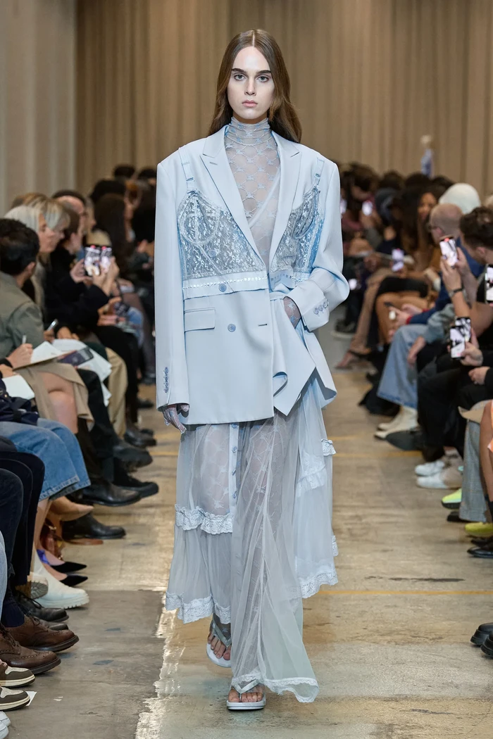 Riccardo Tisci dalam koleksi terakhirnya untuk Burberry menampilkan rona biru pastel dalam kombinasi blazer aksen lace dan gaun transparan. Feminin dan powerful! Foto: Courtesy of Burberry