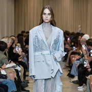 Siap Saingi Warna Pink, Ini Inspirasi Gaya Pakai Warna Biru ala Tren Fashion 2023