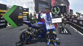 Juara Dunia Supersport Tukar Sarung Tangan dengan Kelapa di Mandalika