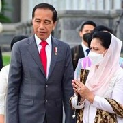 Melihat Kembali Gaya Elegan Ibu Iriana yang Pakai Kebaya Putih dan Sandal Hermes Ketika Temani Presiden Jokowi ke Kamboja