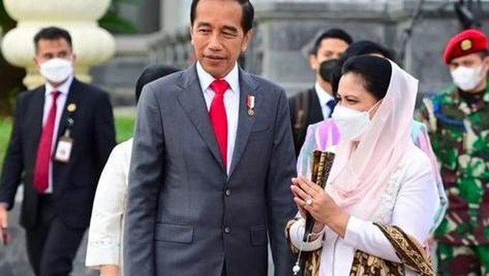 Melihat Kembali Gaya Elegan Ibu Iriana yang Pakai Kebaya Putih dan Sandal Hermes Ketika Temani Presiden Jokowi ke Kamboja