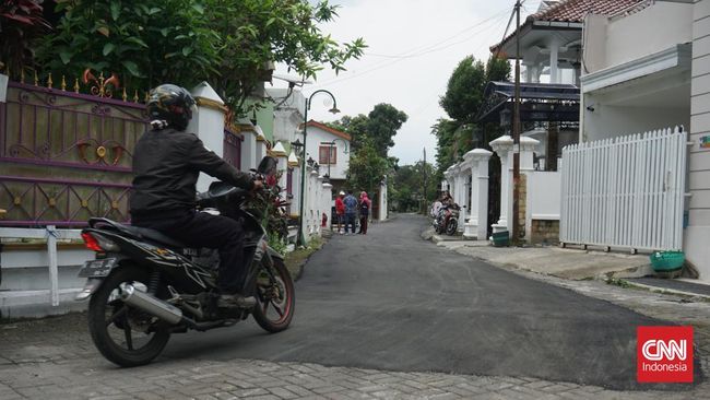 Jelang Pernikahan Kaesang, 13 CCTV Dipasang Dekat Rumah Erina Kamera CCTV dipasang oleh personel Korem setempat demi keamanan selama rangkaian pernikahan Kaesang Pangarep-Erina Gudono.