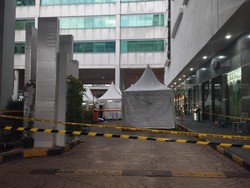 Jenazah Pria Diduga Bunuh Diri di Mal Jaksel Dievakuasi, TKP Digaris Polisi