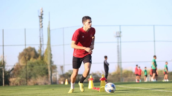 Justin Hubner memberikan dukungan kepada Timnas Indonesia jelang melawan Argentina di Stadion Utama Gelora Bung Karno.