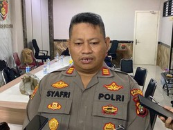 Polisi Cegat Konvoi Pelajar Saat Amankan Demo Buruh di Jakbar