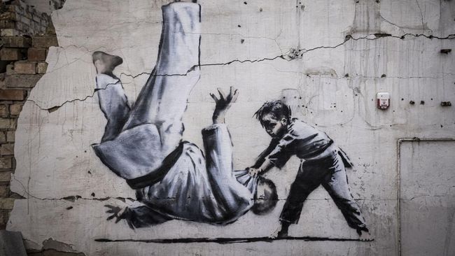 Salah satu mural menggambarkan seorang pria menyerupai Presiden Rusia Vladimir Putin yang terjungkal dalam sebuah pertandingan judo