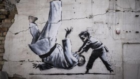 Mural Banksy Hadir di Bangunan Rusak di Ukraina