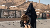 <p>Meski umrah sambil membawa anak, Paula Verhoeven tak kerepotan dan justru menikmati momen tersebut. (Foto: Instagram @paula_verhoeven)</p>