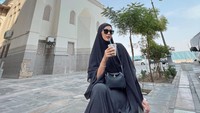 <p>Tak sedikit netizen yang menyebut Paula tampak lebih cantik mengenakan hijab. Ia dipuji tampak seperti wanita Arab. (Foto: Instagram @paula_verhoeven)</p>