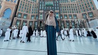 <p>Paula Verhoeven tengah berada di Tanah Suci, Bunda. Ia sedang menjalankan ibadah umrah. (Foto: Instagram @paula_verhoeven)</p>