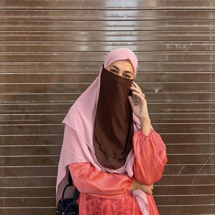 <p>Paula Verhoeven juga sempat mengenakan niqab atau cadar di beberapa foto yang dia unggah ke Instagram. (Foto: Instagram @paula_verhoeven)</p>