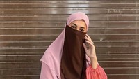 <p>Paula Verhoeven juga sempat mengenakan niqab atau cadar di beberapa foto yang dia unggah ke Instagram. (Foto: Instagram @paula_verhoeven)</p>