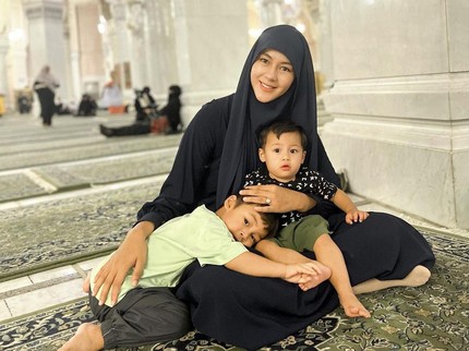 7 Potret Paula Verhoeven Umrah Bersama Anak-anak, Cantik Pakai Hijab Bun