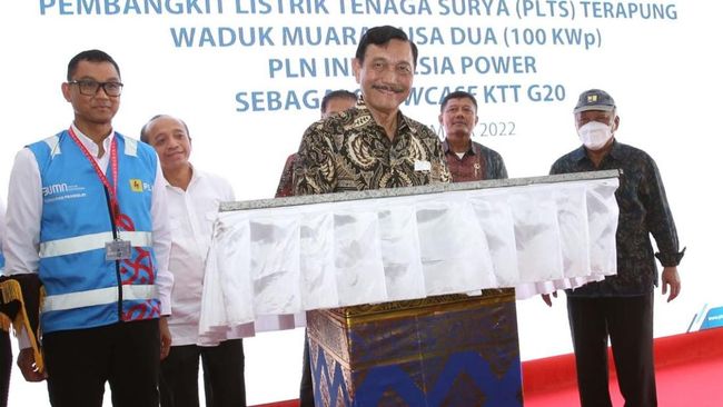 Jelang G20, Luhut Resmikan PLTS Terapung Milik PLN di Bali