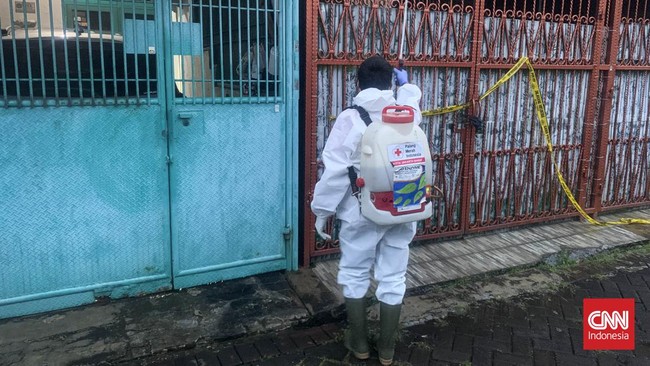 Kompolnas menyebut satu keluarga yang tewas di Kalideres kerap lakukan hal tak lazim, seperti alas kaki plastik hingga tak mau listrik.
