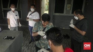 Temuan itu diperoleh polisi saat melakukan olah TKP lanjutan di lokasi tersebut. Tak hanya struk belanja, polisi diketahui juga menemukan bungkus bekas makanan.