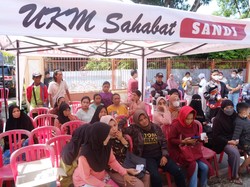 Relawan Sandiaga Uno Gelar Pasar Sembako Murah di Makassar
