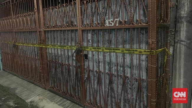 Warga alideres, Jakarta Barat, menyatakan jarang bertemu dengan keempat korban yang ditemukan tewas dalam satu rumah. 