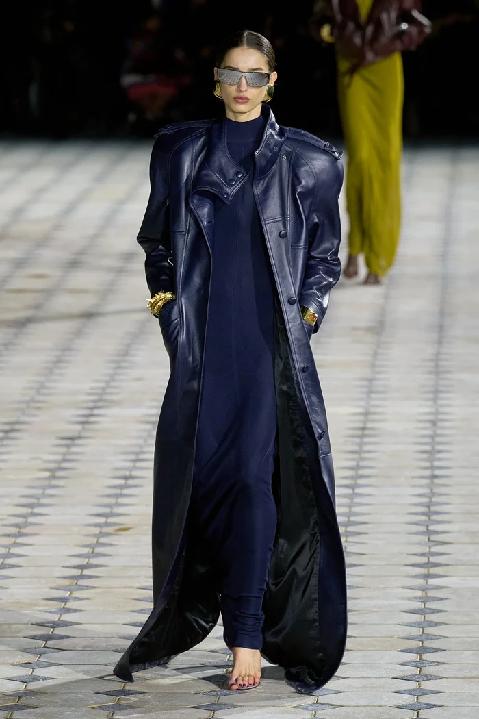 Saint Laurent membawa tren warna biru ke busana malam dan red carpet lewat gaun panjang warna navy dan mantel kulit senada. Foto: Filippo Fior/Gorunway/Vogue