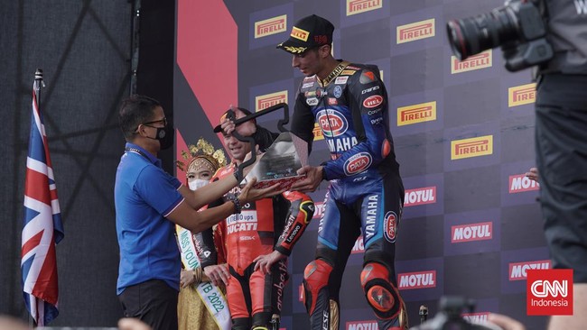 Netizen menuangkan beragam reaksi usai pembalap Pata Yamaha Toprak Razgatlioglu kabur karena disemprot sampanye di WSBK Mandalika 2022.