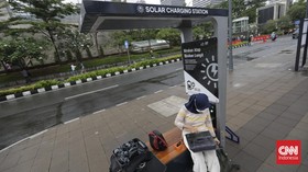 FOTO: Ramai-ramai Cas HP di Stasiun Pengisian Listrik Tenaga Surya