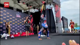 VIDEO: Toprak Pamer Aksi Akrobatik, Panjat Panggung hingga Handstand