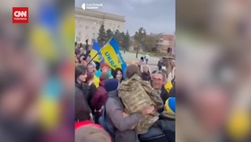 VIDEO: Sorak-sorai Warga Usai Ukraina Rebut Kembali Kherson