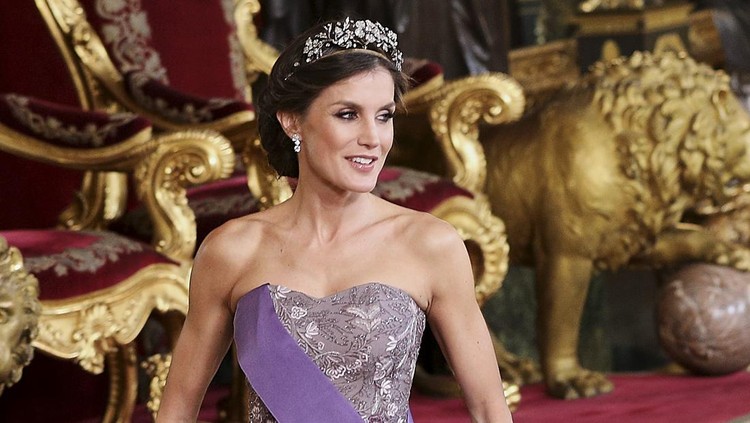 MADRID, SPAIN - FEBRUARY 27:  Queen Letizia of Spain attends a Gala Dinner in honour of Peruvian President Martin Alberto Vizcarra     and wife at the Royal Palace on February 27, 2019 in Madrid, Spain. (Photo by Pool/Getty Images)