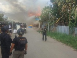 Barbar Warga di Dogiyai Bakar Rumah-Truk gegara Balita Tewas Ditabrak