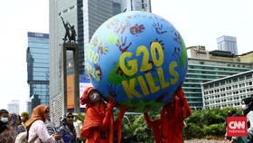 FOTO: Aksi Teatrikal di Bundaran HI Kritisi Pertemuan G20