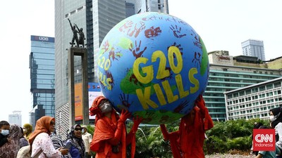 img-title FOTO: Aksi Teatrikal di Bundaran HI Kritisi Pertemuan G20