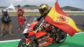 img-title Bautista Cetak Sejarah Usai Juara di WSBK Mandalika 2022