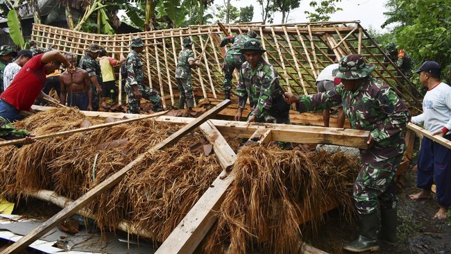 Angin kencang melanda Kabupaten Pamekasan dalam tiga hari terakhir ini menyebabkan puluhan rumah usak, dan aliran listrik terganggu karena pohon tumbang.