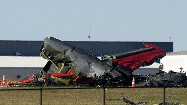 Dua pesawat militer kuno bertabrakan pada pameran peringatan Perang Dunia ke-2 di Dallas, Texas, Sabtu (12/11).
